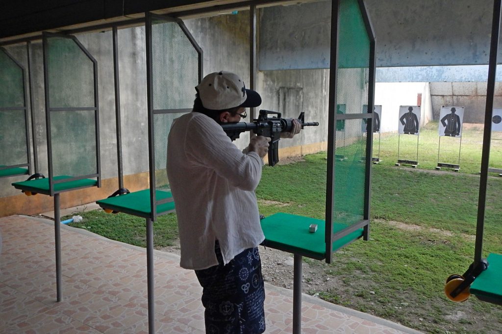 Лёшка стреляет из винтовки на стрельбище Ao Nang shooting range