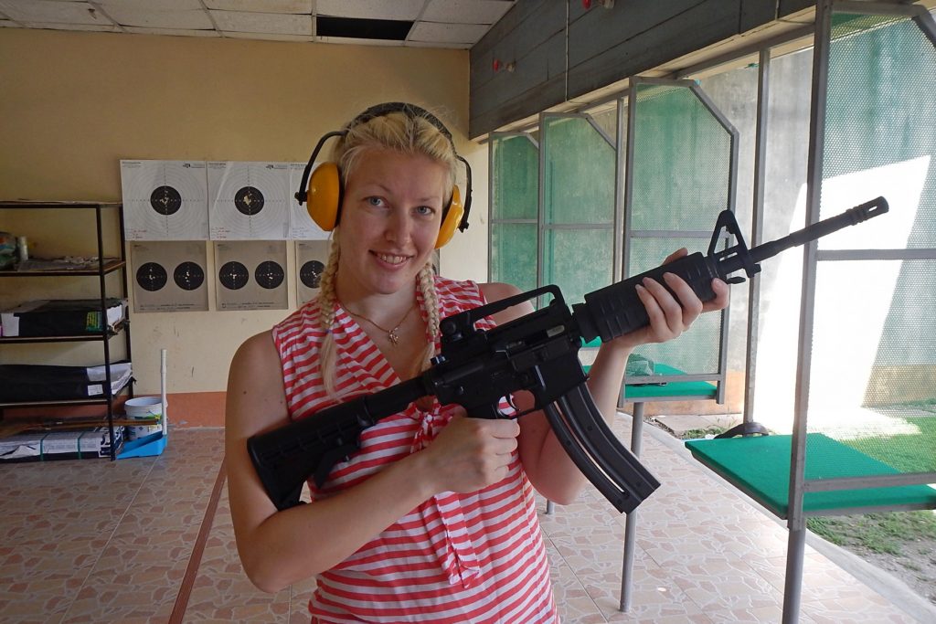 Наташа и  винтовка на стрельбище Ao Nang shooting range