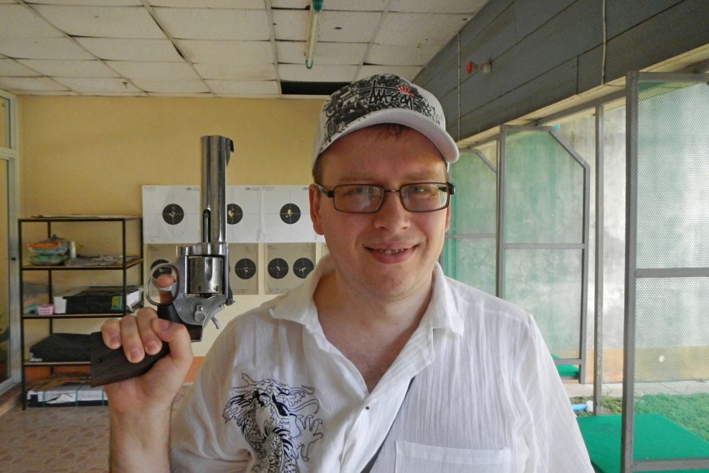 Я и Smith&Wesson Model 29 на стрельбище Ao Nang shooting range Krabi