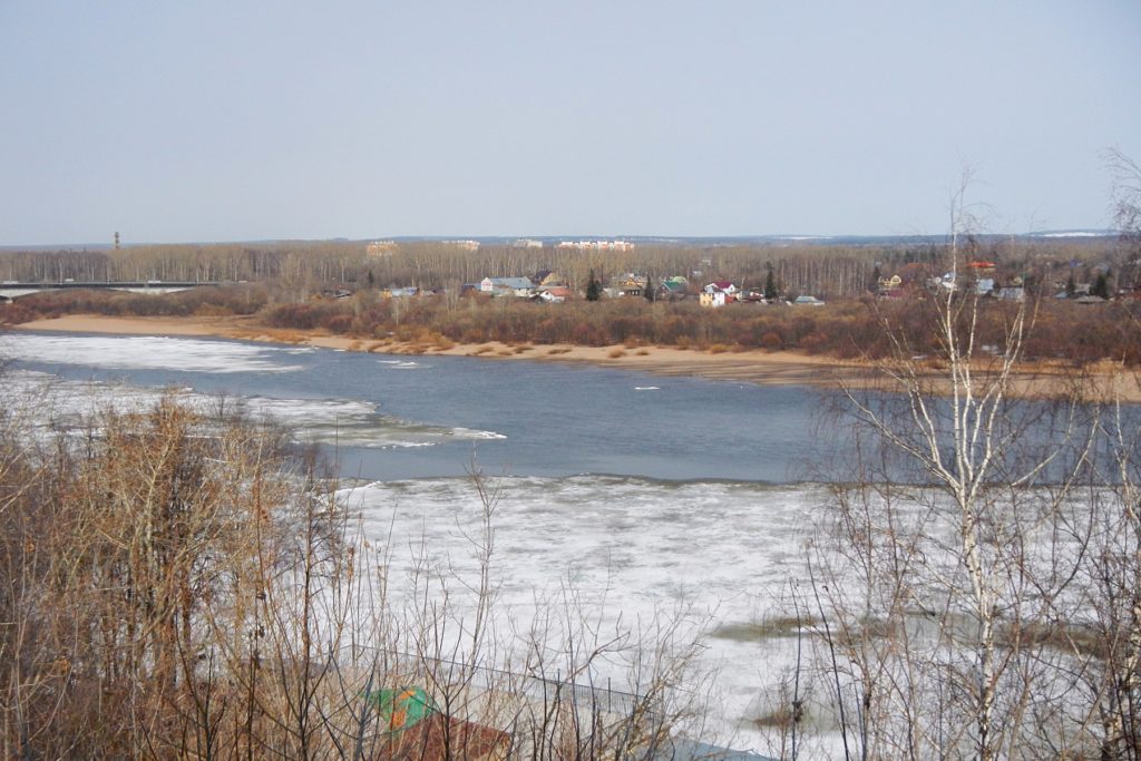 Льдины на реке Вятке и затопленный пляж