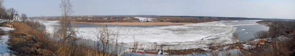 Панорама ледового поля на реке Вятке в районе старого моста