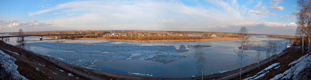 Панорама реки Вятки рядом со старым мостом. Несколько огромных льдин на реке, упёршихся в мост.