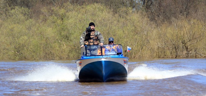 Кинооператоры на лодке спасателей на Вятке