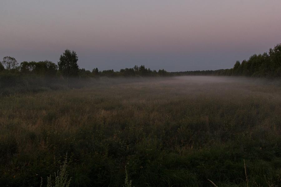 Поздний вечер, закат, туман опускается на луга в верховьях Вятки недалеко от Кирса