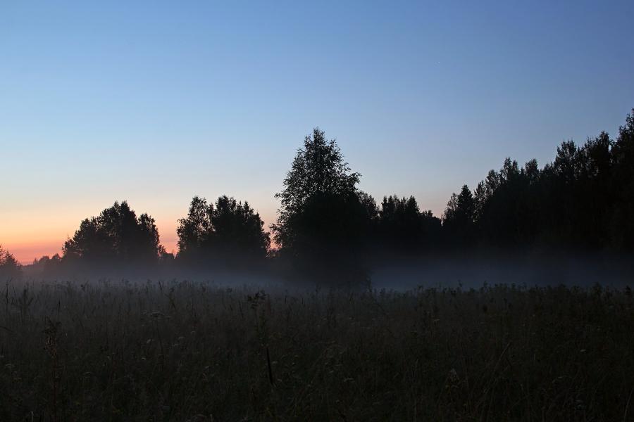 Поздний вечер, закат, туман опускается на луга в верховьях Вятки недалеко от Кирса