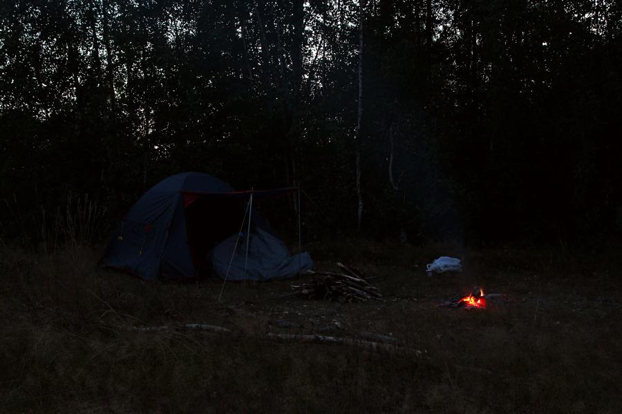 Палатка и костёр в ночи в верховьях Вятки недалеко от Кирса