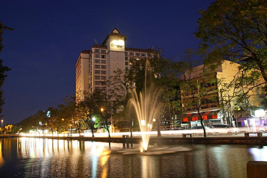Ночной Чиангмай: фонтан в канале, окружающем старый город и практически единственное высокое здание рядом с ним