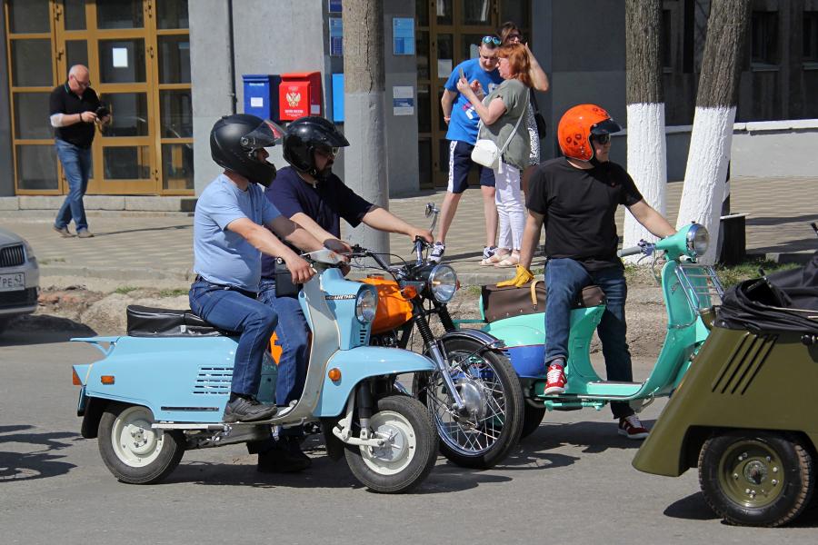 Мотороллер Электрон - парад ретроавтомобилей в День Победы 9 мая 2019 г. в Кирове