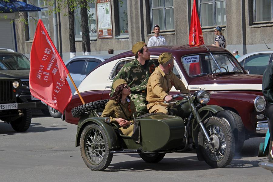 Мотоцикл с коляской и красным знаменем - парад ретроавтомобилей в День Победы 9 мая 2019 г. в Кирове