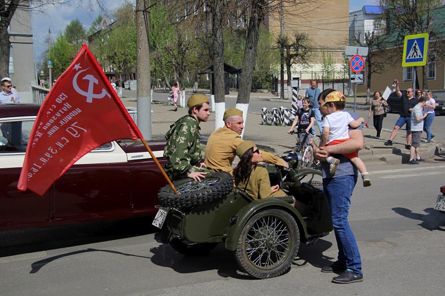 Мотоцикл с коляской и красным знаменем - парад ретроавтомобилей в День Победы 9 мая 2019 г. в Кирове