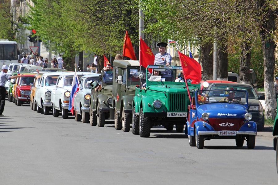 Парад ретроавтомобилей в День Победы 9 мая 2019 г. в Кирове на ул. Спасской