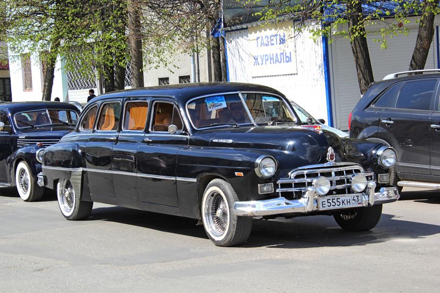 Лимузин ЗИМ (ГАЗ-12) - парад ретроавтомобилей в День Победы 9 мая 2019 г. в Кирове