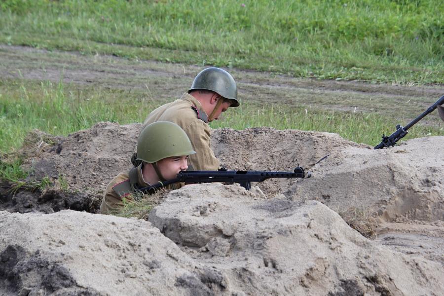 Солдаты советской армии в окопе - реконструкторский фестиваль «Живая история» 2019