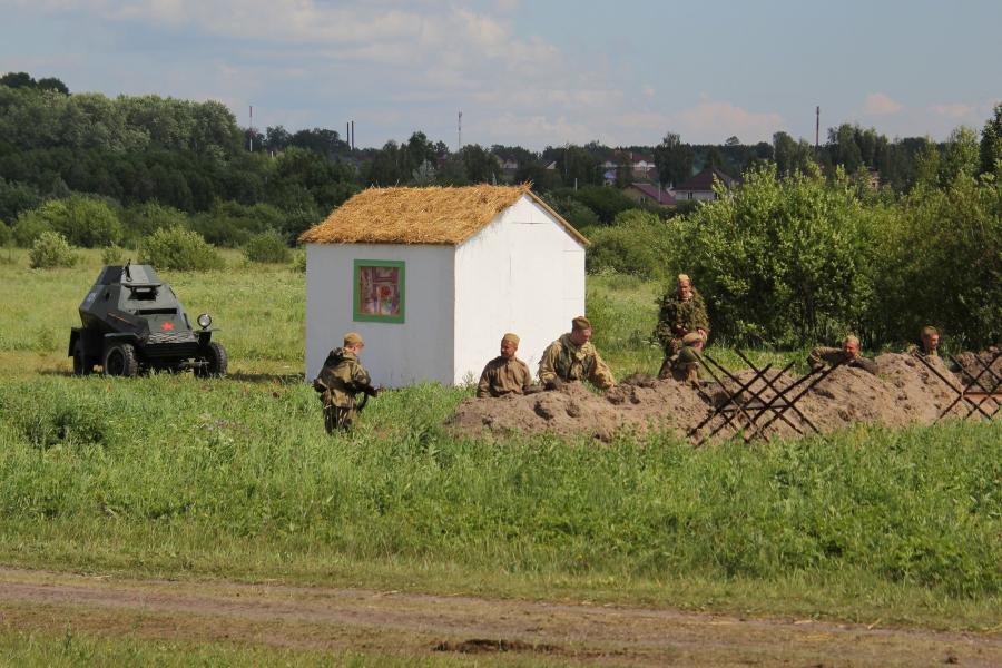 Советская армия на позиции в окопе - реконструкторский фестиваль «Живая история» 2019