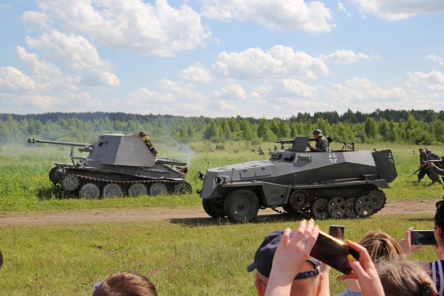 немецкая техника на марше: САУ и бронетранспортер SDKFZ 250 - реконструкторский фестиваль «Живая история» 2019