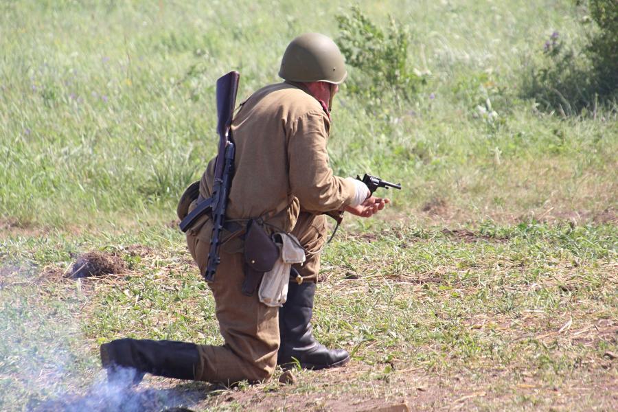 Боец советской армии с автоматом и револьвером - реконструкторский фестиваль «Живая история» 2019