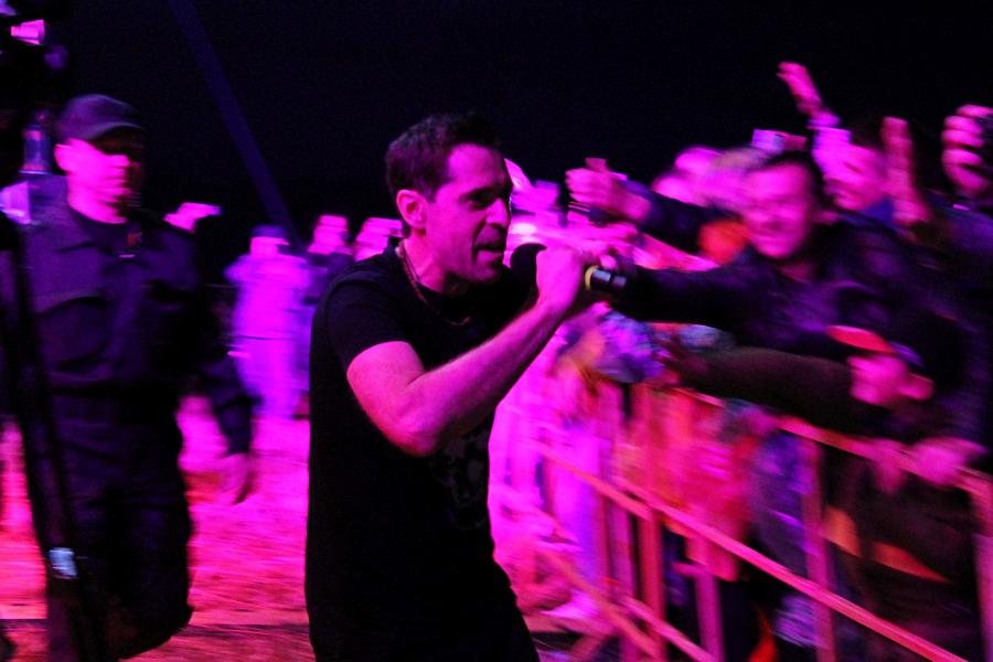 Макс Покровский и зрители, выступление «Ногу свело!» на байк-рок фестивале «Взлётная полоса» 2019