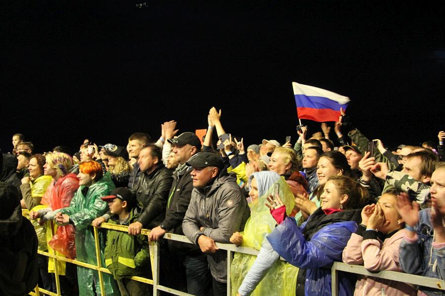 зрители на выступлении «Ногу свело!» на байк-рок фестивале «Взлётная полоса» 2019