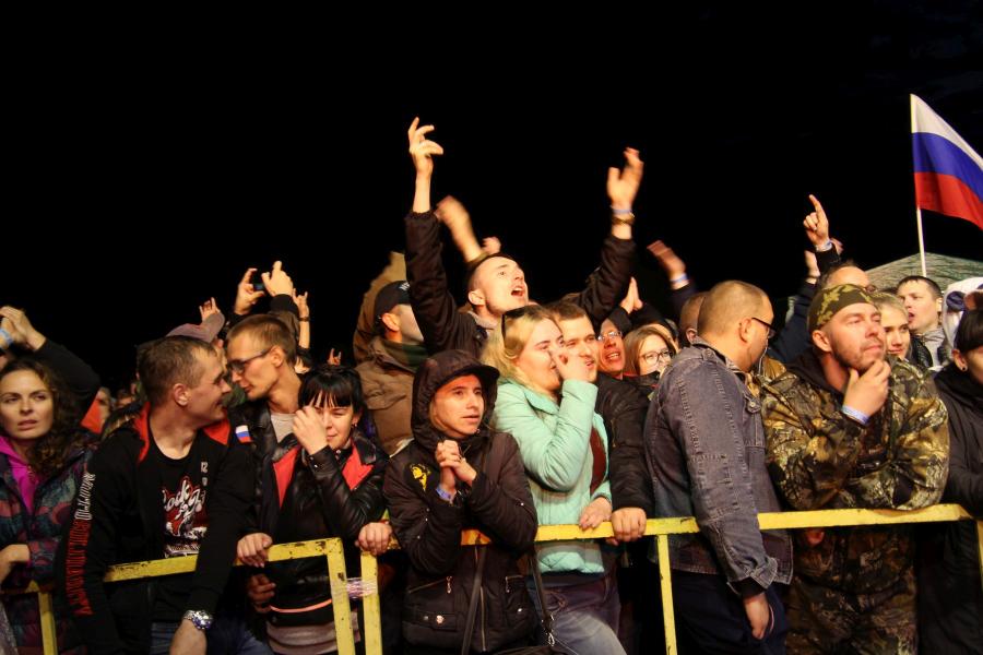 Зрители на выступлении «Ногу свело!» на байк-рок фестивале «Взлётная полоса» 2019, день 1, аэродром Кучаны