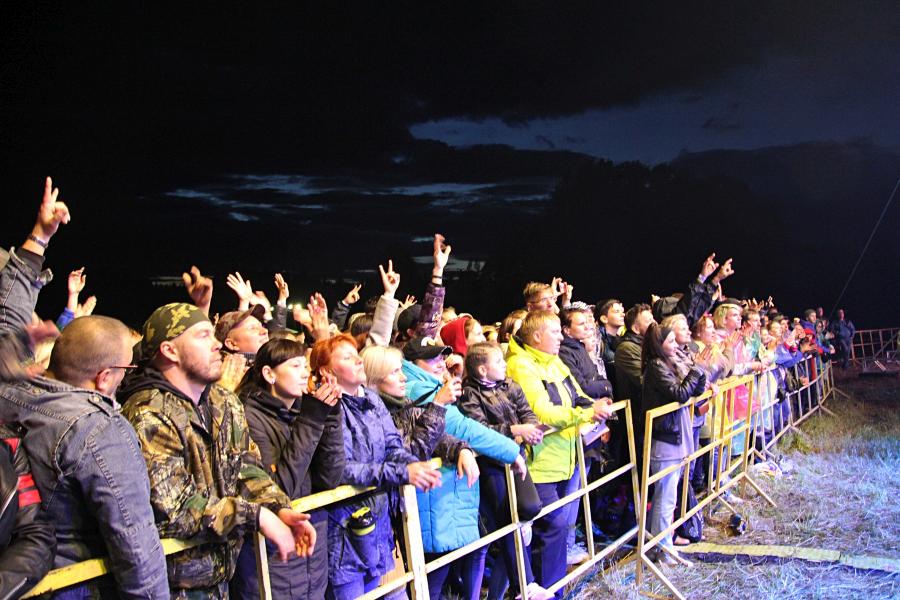 зрители на выступлении «Ногу свело!» на байк-рок фестивале «Взлётная полоса» 2019