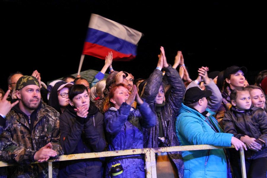 зрители на выступлении «Ногу свело!» на байк-рок фестивале «Взлётная полоса» 2019