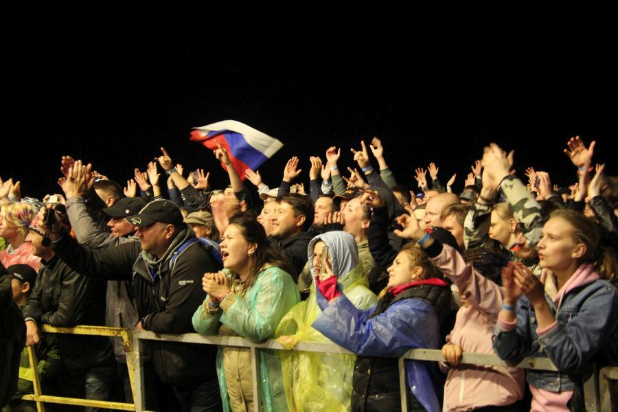 зрители на выступлении «Ногу свело!» на байк-рок фестивале «Взлётная полоса» 2019