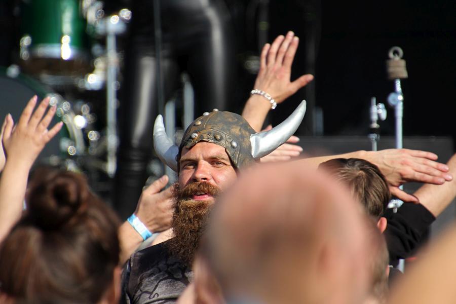Бородатый зритель в шлеме викинга с рогами, байк-рок фестиваль «Взлётная полоса» 2019, день 2, аэродром Кучаны