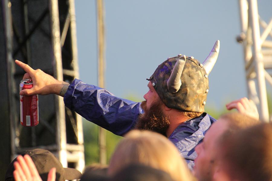 Зритель в рогатом шлеме викинга на выступлении «План Ломоносова» на байк-рок фестивале «Взлётная полоса» 2019, день 2, аэродром Кучаны