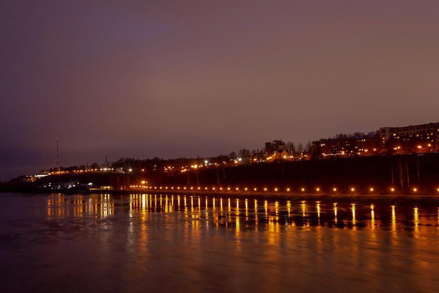 Розовеющее вечернее осеннее небо, огни фонарей на набережной Вятки и свет в окнах домов Кирова