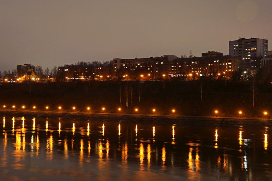 Розовеющее вечернее осеннее небо, огни фонарей на набережной Вятки и свет в окнах домов Кирова