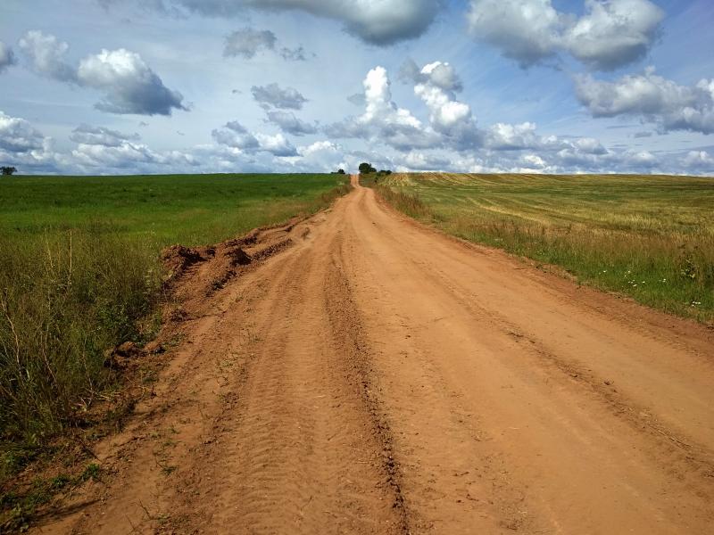 Полевая дорога вскарабкивается на холм