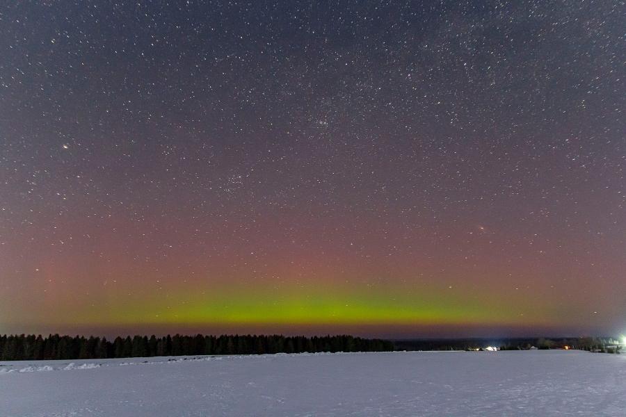 Северное сияние (aurora borealis) и Млечный путь на звёздном небе ночью в конце марта в Кировской области