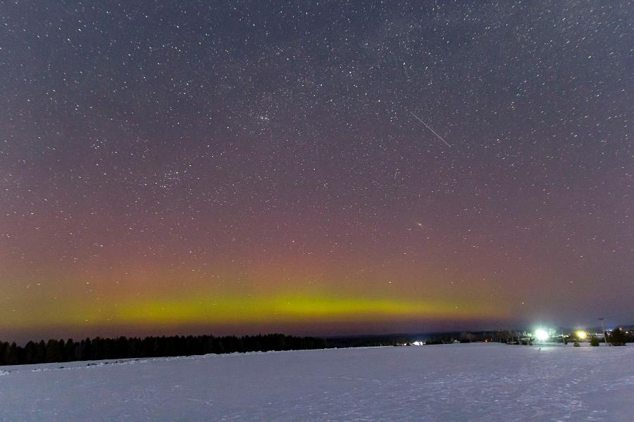 Северное сияние (aurora borealis) и Млечный путь на звёздном небе ночью в конце марта в Кировской области