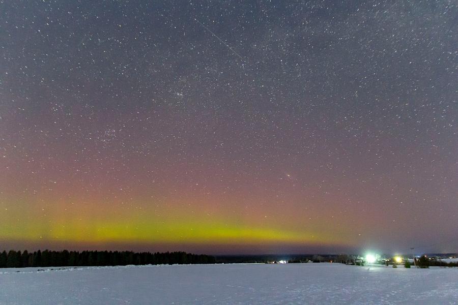 Северное сияние (aurora borealis) и Млечный путь на звёздном небе ночью в конце марта в Кировской области