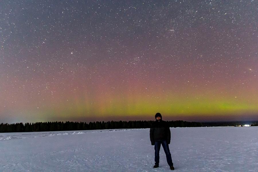 Северное сияние (aurora borealis) и Млечный путь на звёздном небе ночью в конце марта в Кировской области