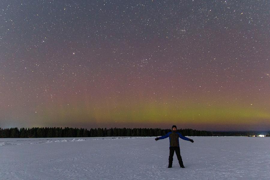 Северное сияние (aurora borealis) и Млечный путь на звёздном небе ночью в конце марта в Кировской области