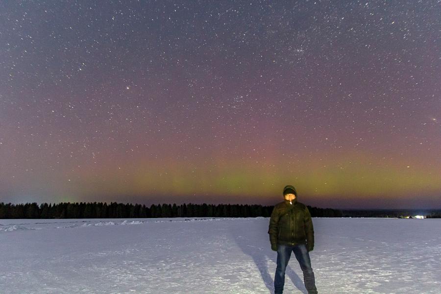 Северное сияние (aurora borealis) и Млечный путь на звёздном небе ночью в конце марта в Кировской области