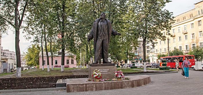 В Кирове открыли памятник Фёдору Шаляпину В Кирове открыли памятник Фёдору Шаляпину