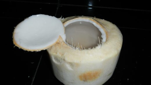 вскрытый кокос с кокосовой водой