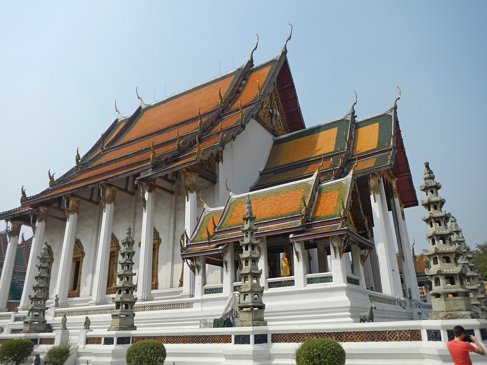 Храм Ват Сутхат (Wat Suthat Thep Wararam) и гигантские качели в Бангкоке Храм Ват Сутхат (Wat Suthat Thep Wararam) и гигантские качели в Бангкоке