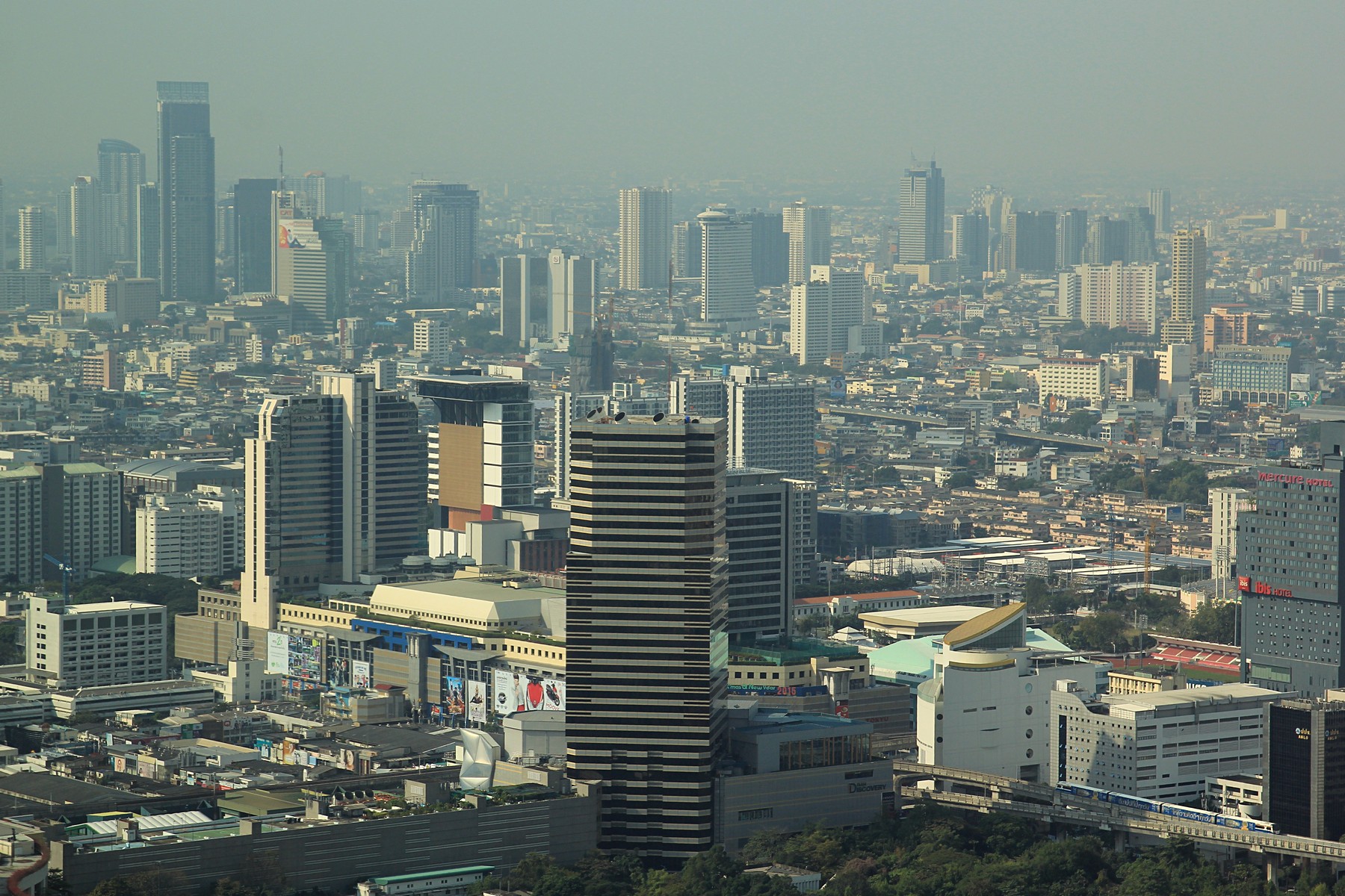 Вид на дневной Бангкок из небоскрёба Baiyoke Tower II Вид на дневной Бангкок из небоскрёба Baiyoke Tower II