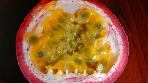 половинка разрезанного плода маракуйи