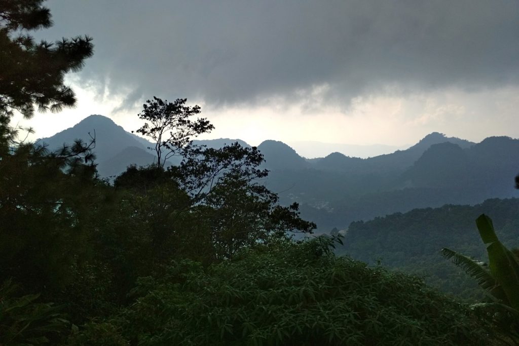 Горные вершины Бирмы в дымке заката