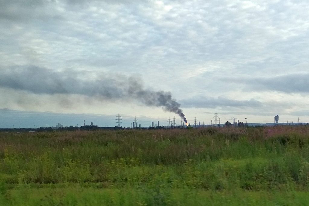 дым и факел пламени над НПЗ